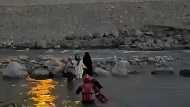 Siirt'te Kezer Çayı'ndaki adacıkta mahsur kalan 2 üniversite öğrencisi kurtarıldı