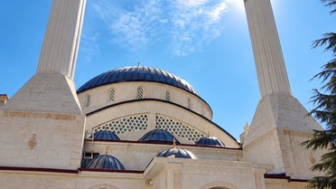 Sincik Kaymakamı Yıldız, tamamlanma aşamasındaki cami ve gençlik merkezini inceledi