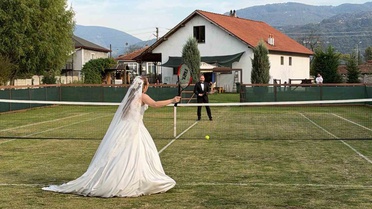 Tenis dersinde tanışan çiftin aşkı, Düzce Bayramcı'da gelinlik ve damatlıkla ölümsüzleşti