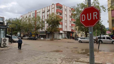 Adana Kozan'da motosiklet kazası kameraya yansıdı, 17 yaşındaki sürücü ağır yaralandı