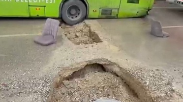 Adana Yüreğir'de çukura düşen belediye otobüsü çıkarıldı, yaralanan olmadı