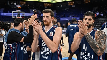 Saric ve James'in etkili oyunuyla Anadolu Efes, Beşiktaş'ı 95-81 mağlup etti