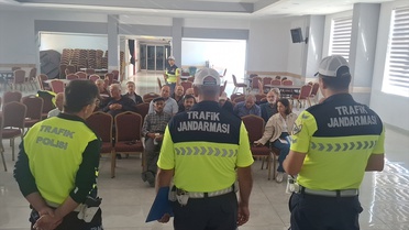 Ankara Beypazarı'nda jandarma ve polis, servis şoförlerine cep telefonu riskini anlattı
