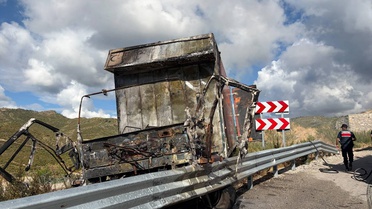Antalya Manavgat'ta motor kısmından alev alan kamyonun sürücüsü yaralandı