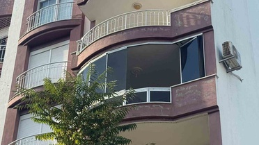 Antalya Serik'te balkondaki yangında kanepe yandı, alevler daireye sıçramadı