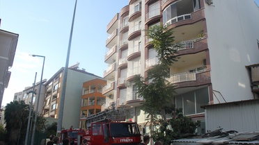Antalya Serik'te apartmanın 3. katındaki yangın söndürüldü, daire hasar gördü