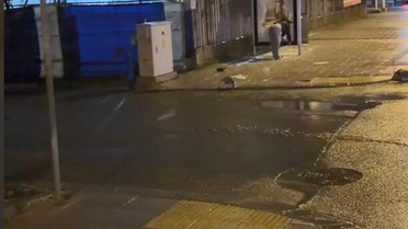 Arnavutköy'de İETT durağı camını kaldırım taşıyla kıran kadın çevredekilere küfretti
