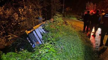 Artvin Hopa'da kaygan yolda kamyon dere yatağına devrildi, sürücü yaralandı