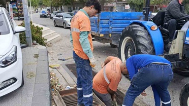Ayvalık Belediyesi kış öncesi yağmur suyu kanallarını 7 gün 24 saat temizliyor