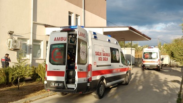Balıkesir Savaştepe'de toprak yığınına çarpan işçi servisinde 13 kişi yaralandı