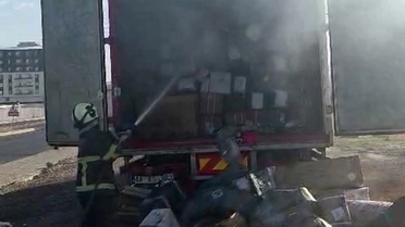 Batman'da kargo kamyonunda çıkan yangın söndürüldü, paketler hasar gördü