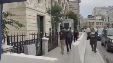 Turistlere tramvay istasyonunda hanutçuluk yapan 2 şüpheli gözaltına alındı
