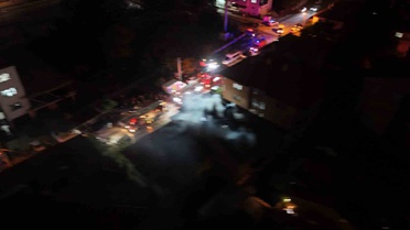 Bolu'da 3 katlı evin çatısında elektrik kaynaklı yangın paniğe neden oldu