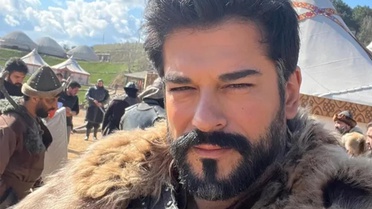 Burak Özçivit’ten aile pozu! Fahriye Evcen ve çocuklarıyla objektif karşısında