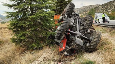 Burdur Çavdır'da traktör şarampole devrildi, yaralı sürücü hastaneye kaldırıldı