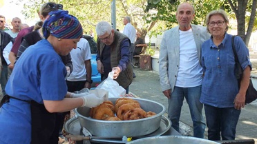 Burhaniye Ören'de teyzeleri için lokma hayrı yapan kardeşler 700 kişiye lokma dağıttı