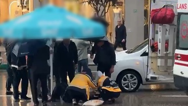Bursa Osmangazi'de otomobil yayaya çarptı, sürücü kaçtı; yaralı şemsiyelerle korundu