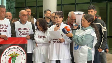 Bursa'da sağlık örgütleri hasta saldırısı sonrası Mudanya'da hastane önünde toplandı