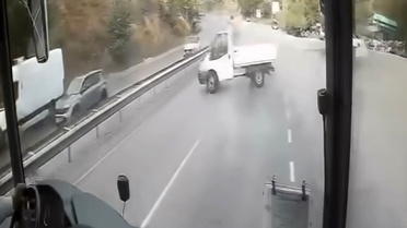 Çankırı'da spin atan kamyonet bariyerlere çarptı, kaza anı otobüs kamerasına yansıdı