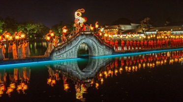 Huangshan'da Güz Ortası Festivali'nde balık, tavşan fenerleriyle geçit töreni yapıldı