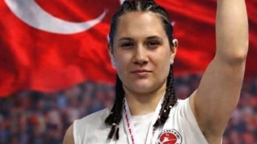 Denizlili Hilal Bayhan kick boksta dünya ikincisi olarak Denizli'ye bir ilk yaşattı