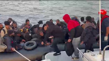 Didim açıklarında Sahil Güvenlik botu lastik bottaki 60 düzensiz göçmeni durdurdu