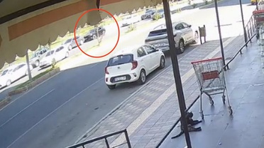 Diyarbakır'da otomobil kapısına çarpan motosiklet sürücüsü kamyonet altında can verdi