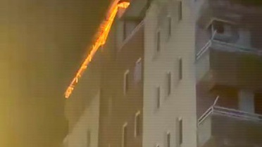 Diyarbakır Yenişehir'de rüzgarla yayılan çatı yangını 8 katlı apartmanda söndürüldü