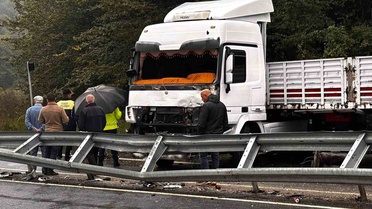 Düzce Akçakoca'da tır makasladı, kapanan yolda trafik kilitlendi, yaralanan olmadı