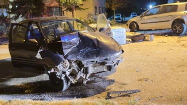 Edirne'de kontrolden çıkan otomobil parktaki araca çarptı, konteynerleri sürükledi