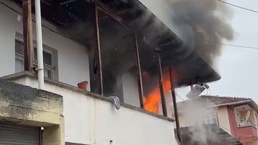 Erbaa’da iki katlı evde çıkan yangında ev kullanılamaz hale geldi