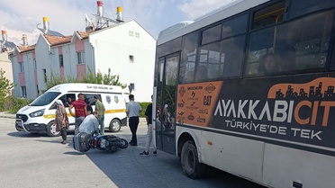 Erzincan'da midibüsle çarpışan motosikletin sürücüsü yaralanarak hastaneye kaldırıldı.
