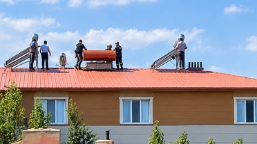 Erzincan Tercan'da bunalımdaki kişi ekiplerin iknasıyla çatıdan aşağı indirildi