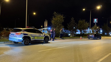 Erzurum Aziziye'de E-80'de genç kıza otomobil çarptı; hayati tehlikesi sürüyor