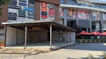 Erzurum Yakutiye'de MNG AVM'nin kaldırımına inşa edilen yapı halkın tepkisini çekti