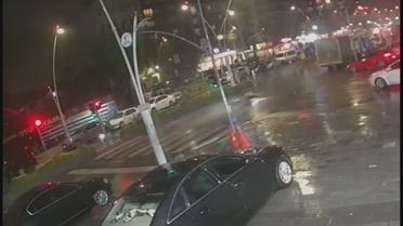 Esenler'de kamyona çarpan motosikletin sürücüsü yaralandı, kaza anı kameraya yansıdı