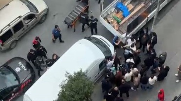 Esenyurt'ta şikayetini çekmesi istenen kişinin evinde kavga çıktı, polise direnildi