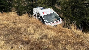 Eskişehir'de Seyitgazi yolunda yoldan çıkan hasta nakli ambulansında 4 kişi yaralandı
