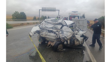 Eskişehir'de feci kaza: TIR'ın çarptığı otomobilde 2 kişi hayatını kaybetti