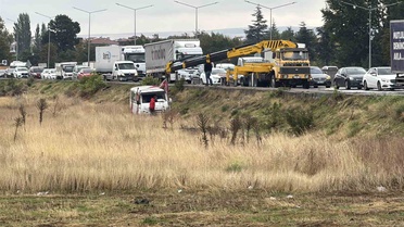 Eskişehir Odunpazarı'nda otomobille çarpışan minibüs tarlaya uçtu, 1 kişi yaralandı