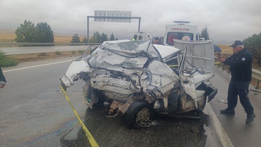 Eskişehir'de tırla çarpışan otomobilde iki kişi hayatını kaybetti