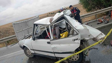 Eskişehir-Ankara yolunda tırın çarptığı Tofaş'ta 2 kişi hayatını kaybetti