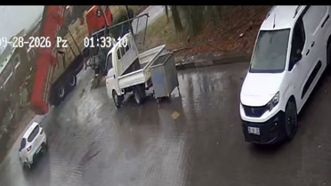 Eskişehir'de damperi açık kamyon sanayi sitesi kapısını yıktı, o anlar kamerada
