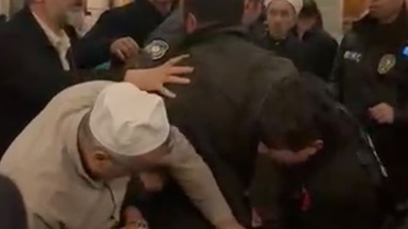 Eyüpsultan Camii'nde kavgada havaya 4 el ateş eden şüpheli gözaltına alındı