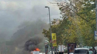 Fatih Vatan Caddesi'nde ticari araç alev topuna döndü, itfaiye söndürdü