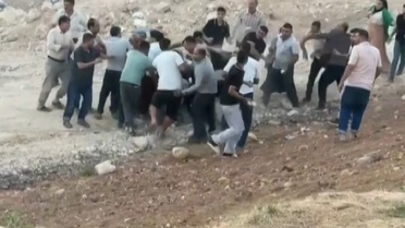 Gaziantep Şahinbey'de iki ailenin taş ve sopalı kavgası cep kamerasına yansıdı