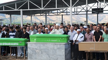 Hatay Antakya'da defnedilen 7 kişilik aile, Gaziantep'teki kazada yaşamını yitirdi