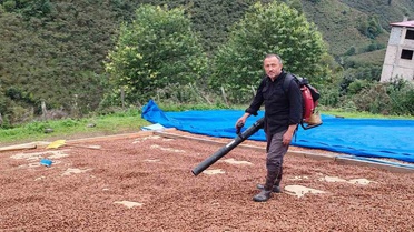 Giresun'da fındık üreticisi, yağmurda ıslanan ürününü üfleme körüğüyle kurutuyor