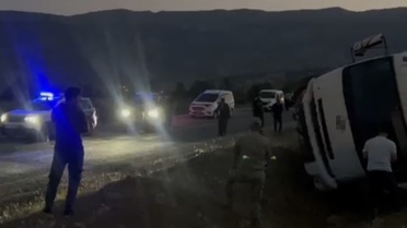 Hakkari Derecik'te kamyonetin freni boşaldı, devrilen araçta sürücü yaralandı