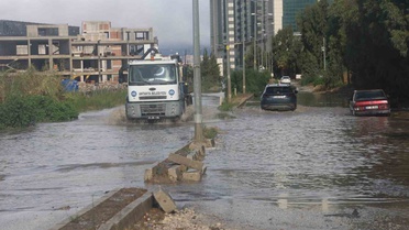 Hatay Antakya'da sağanak yolları göle çevirdi, Kisecik'te toprak kayması yolu kesti